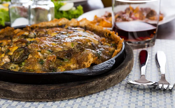 Oysters fried in egg batter served on iron hot plate — Stock Photo, Image