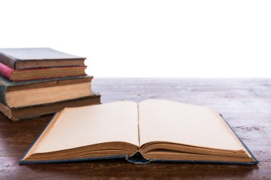 ahşap masa üzerinde eski vintage kitap açık