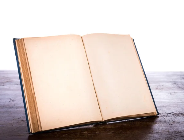 Abra o velho livro vintage na mesa de madeira — Fotografia de Stock