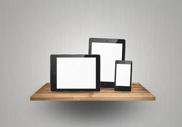 タブレット pc やスマート フォン上の木製棚 — ストック写真