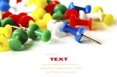 Beyaz arka plan üzerinde renkli itme grup pimleri.