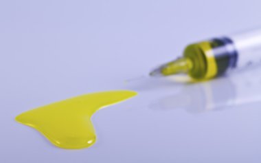 tıbbi şırınga akış üzerinde aşı