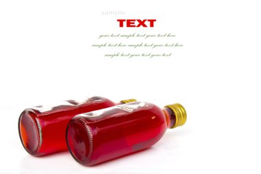 beyaz izole kırmızı şurubu ile bir ilaç şişesi üzerinde kapat