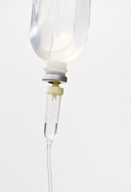 IV çözüm kopyalama s beyaz zemin üzerine şişeyle infüzyon