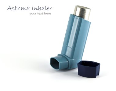 Beyaz bir arka plan üzerinde izole astım inhaler.