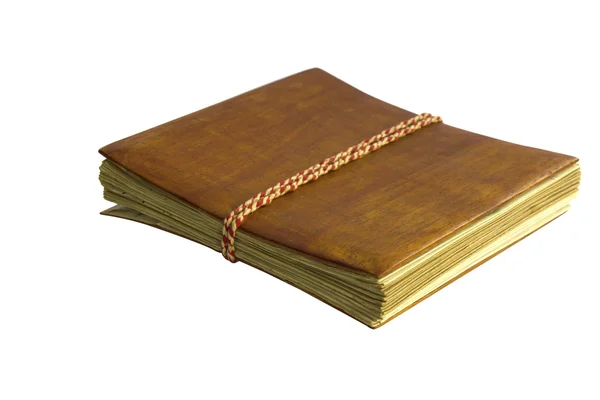 Vecchio libro con copertina in legno isolata su sfondo bianco . — Foto Stock