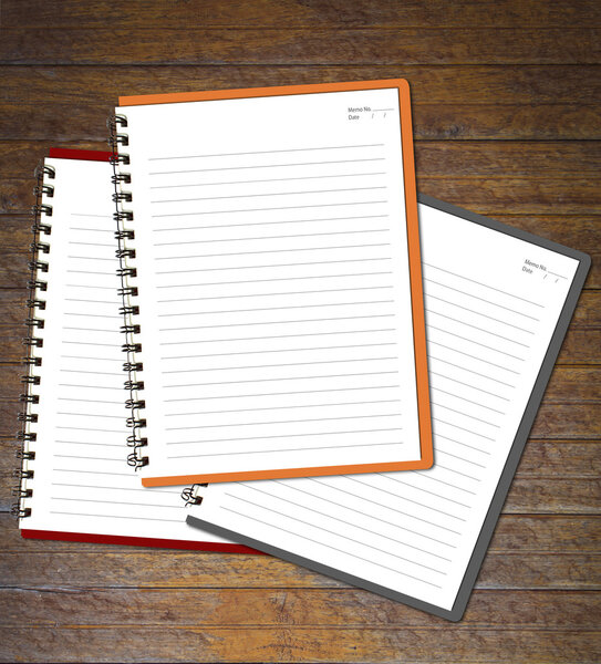 Ноутбуки (чистая бумага) на деревянной стене
.