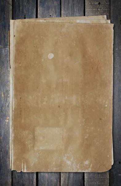 Огромная старинная бумага на деревянной стене — стоковое фото