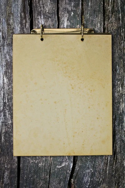 Grunge vintage velho papel em branco na parede de madeira . — Fotografia de Stock