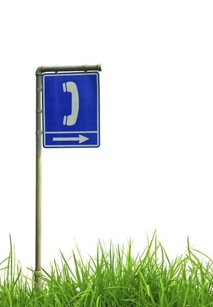 Дорожный знак на зеленой траве . — стоковое фото