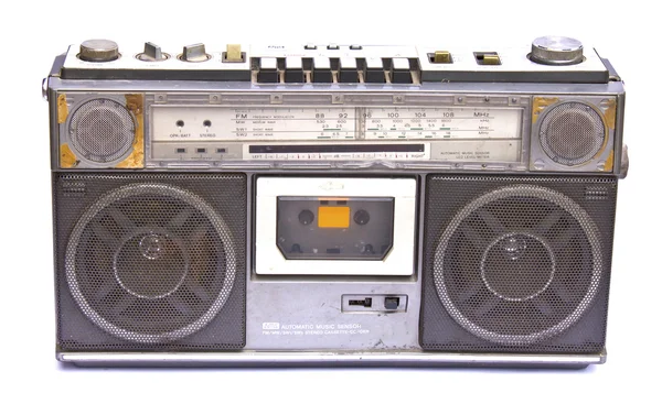 Oude vintage radio geïsoleerd op witte achtergrond — Stockfoto