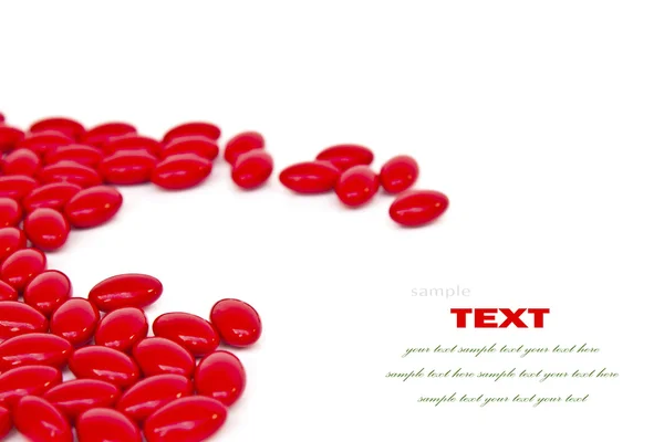 Красные лекарственные таблетки на белом фоне с местом для текста — стоковое фото