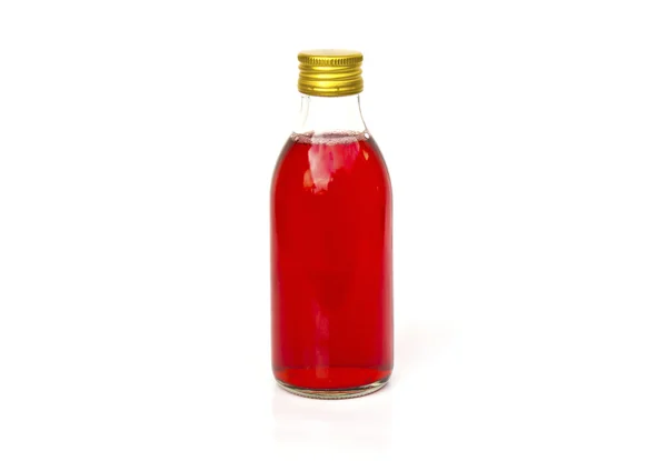 Acercarse a un frasco de medicamento con jarabe rojo aislado en un blanco — Foto de Stock