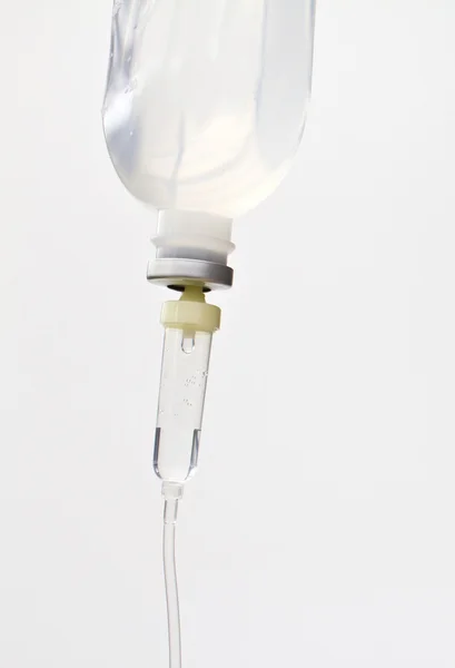 Infusionsflasche mit Iv-Lösung auf weißem Hintergrund mit Kopie s — Stockfoto