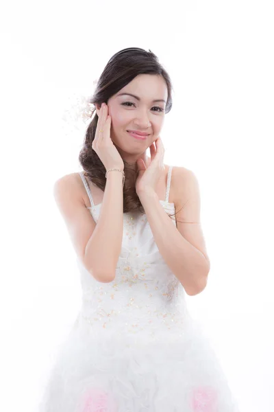 Портрет красивой невесты со свадебным платьем, изолированным на белом — стоковое фото