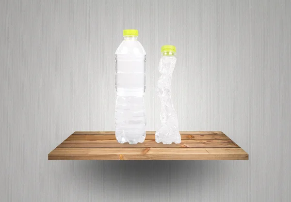 Eco plastových lahví (plastových uložit) na dřevěné police — Stock fotografie