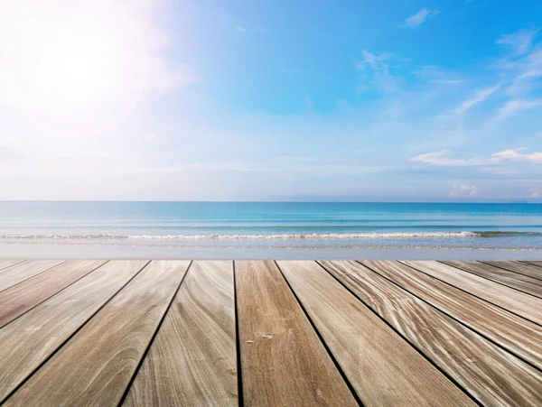 Trä terrass på stranden och solen ljus — Stockfoto