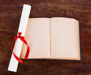 Beyaz bir arka plan üzerinde izole eski kitap ile Diploma.