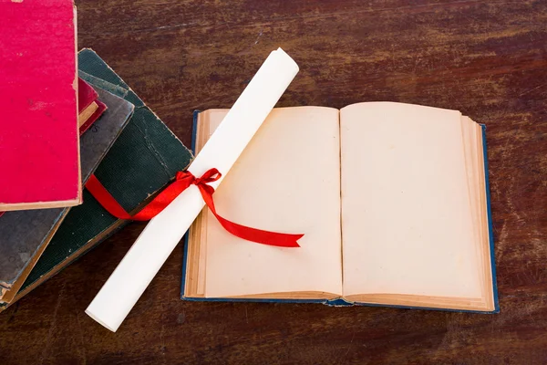 Beyaz bir arka plan üzerinde izole eski kitap ile Diploma. — Stok fotoğraf