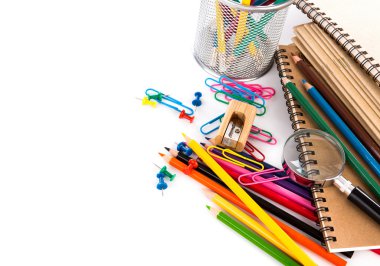 Beyaz arka plan üzerinde izole okul Kırtasiye