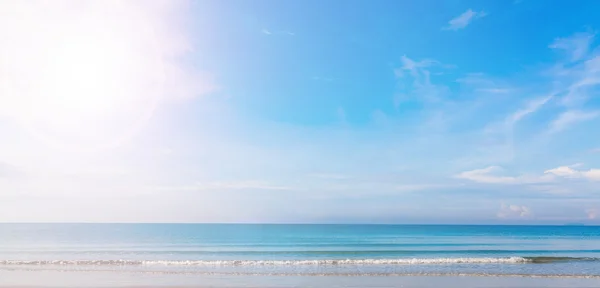 Mar azul y cielo perfecto —  Fotos de Stock