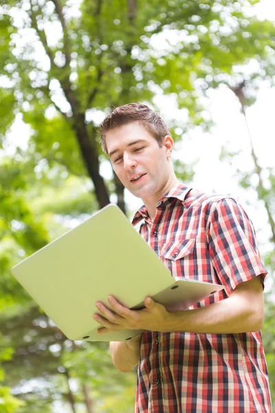 Retrato de jovem com laptop ao ar livre — Fotografia de Stock