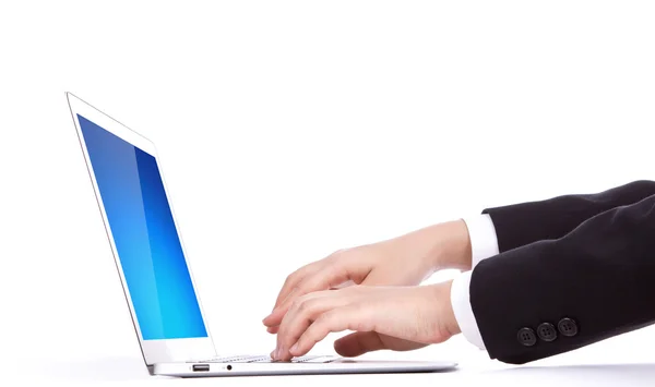 Dłoń biznes pisze na laptopie na białym tle — Zdjęcie stockowe