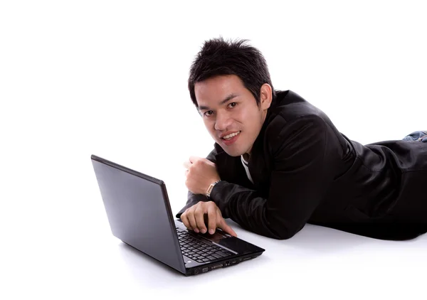 商务男人躺着笔记本电脑上白色 bac 孤立的肖像 — 图库照片#
