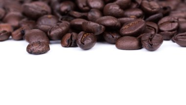Kahverengi kahve çekirdekleri beyaz arka planda izole