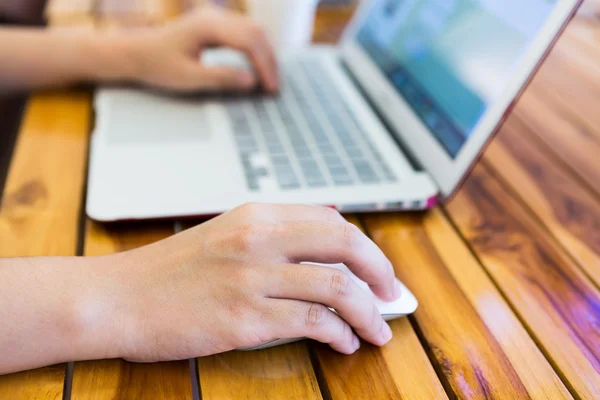 Imagen de primer plano de la escritura a mano femenina en laptot — Foto de Stock