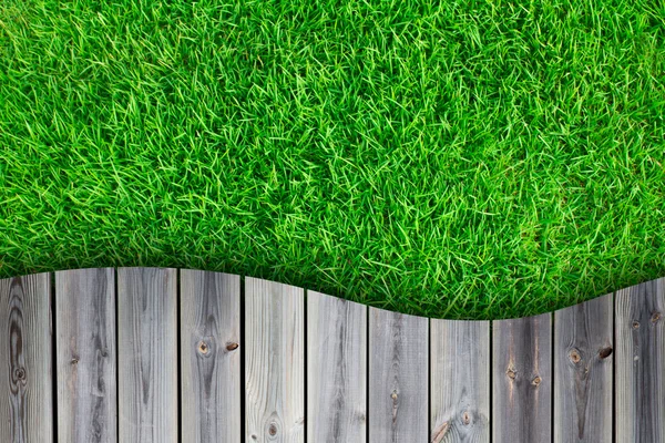 Fresca primavera grama verde com piso de madeira — Fotografia de Stock