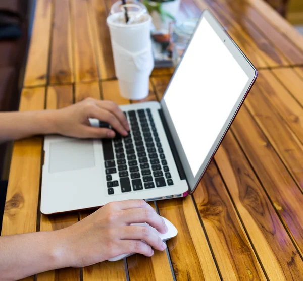 Imagen de primer plano de la escritura a mano femenina en laptot — Foto de Stock