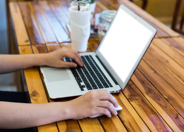 Nahaufnahme weiblicher Handschrift auf Laptop — Stockfoto