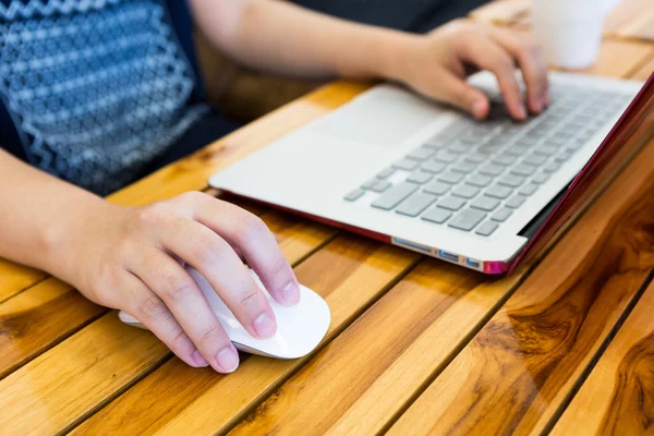 Imagen de primer plano de la escritura a mano femenina en laptot — Foto de Stock