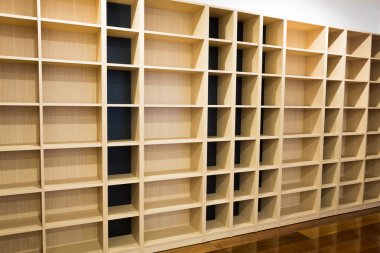 boş kutu ile ahşap raf