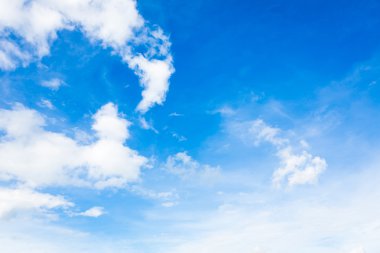 mavi gökyüzünde bulut