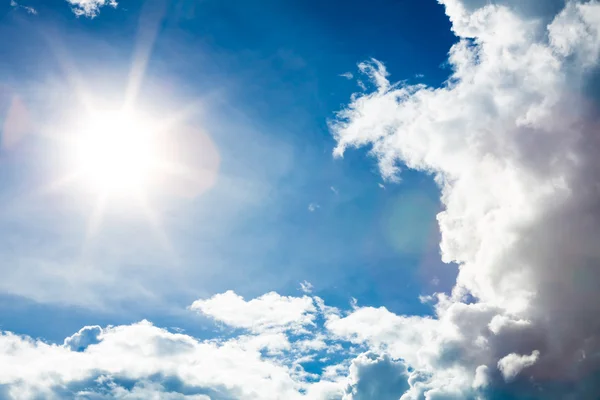 Cielo azul con nubes y sol —  Fotos de Stock