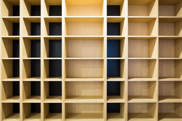 空のボックスを持つ木製の棚 — ストック写真