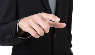 Beyaz backgrou karşı hayali bir ekrana dokunarak iş adamı