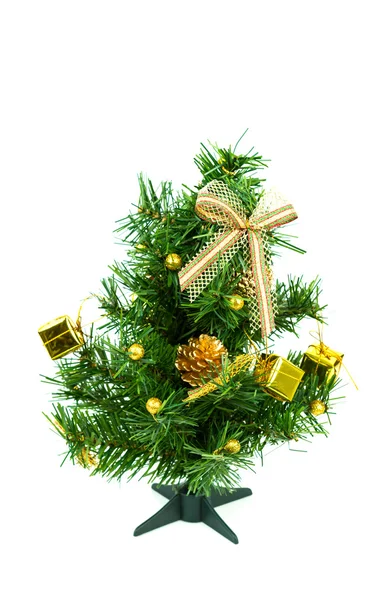 Χριστουγεννιάτικο δέντρο σε λευκό φόντο με δώρα — Φωτογραφία Αρχείου