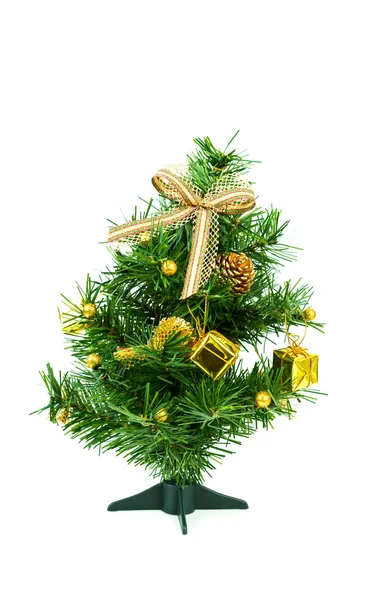 Vánoční strom na bílém pozadí s dárky — Stock fotografie