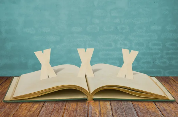 xxx kağıt üzerinde eski kitap yetişkin kes