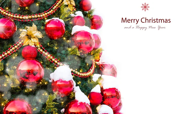 Рождественская елка с украшением и снегом — стоковое фото