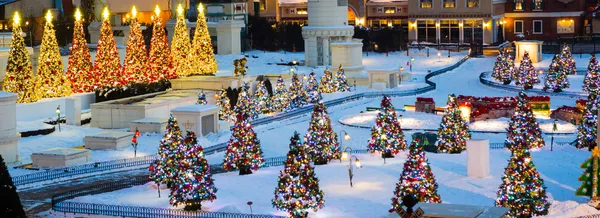 Árvore de Natal com decoração e neve — Fotografia de Stock