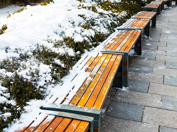 Invierno con sillas de madera cubiertas de nieve blanca profunda —  Fotos de Stock