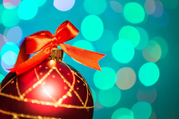 Kerstdecoratie met rood lint en prachtige bokeh — Stockfoto