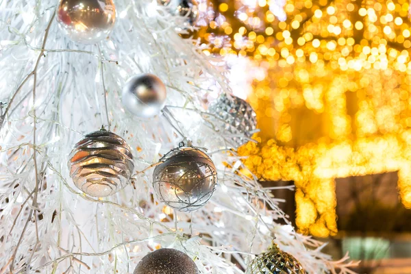 Kerstboom met decoratie — Stockfoto