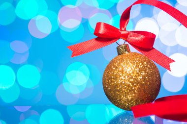 Noel dekorasyonu ile kırmızı şerit ve güzel bokeh