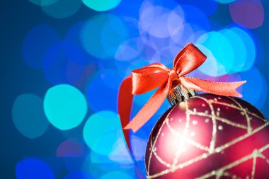 Noel dekorasyonu ile kırmızı şerit ve güzel bokeh