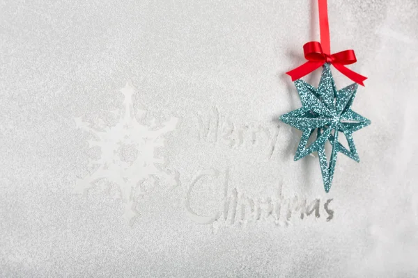 Schnee auf dem gefrorenen Fenster mit dem Wort "Frohe Weihnachten" und Schnee — Stockfoto